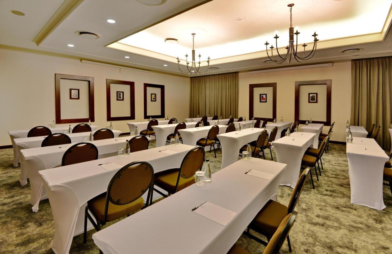 The Centurion Hotel エクステリア 写真